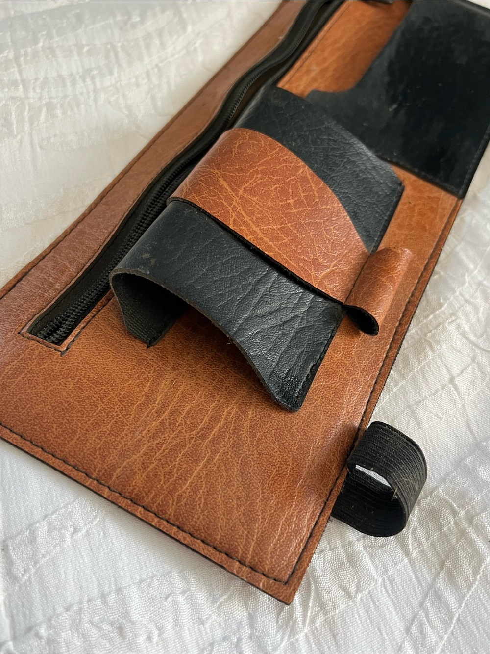 VTG 70s Two-Tone Faux Leather Car Sun Visor Organizer- Lion Crest Logo